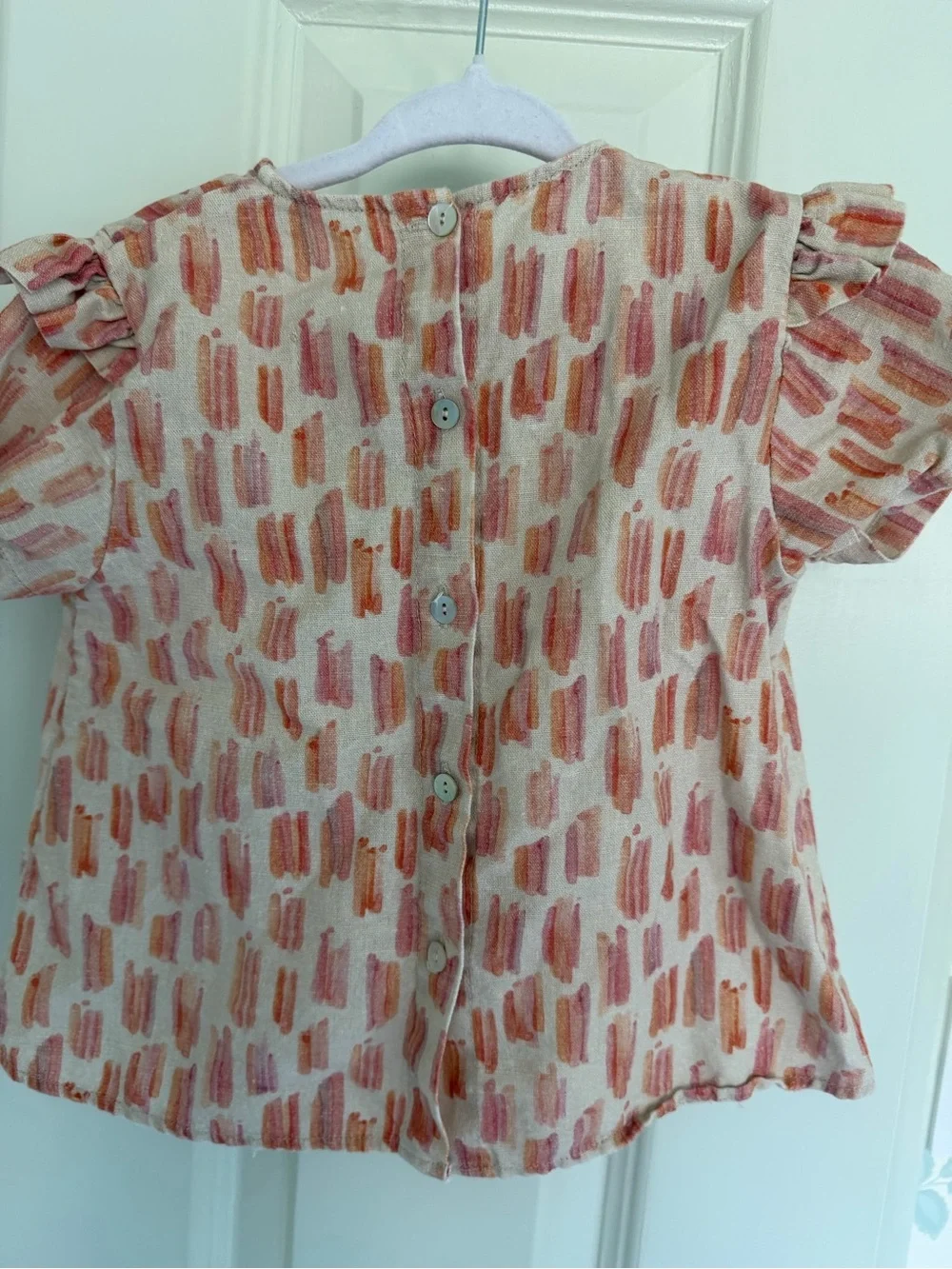 Bonnet a Pompon Linen Flutter Sleeve Top with Pink & Orange Brushstroke Print